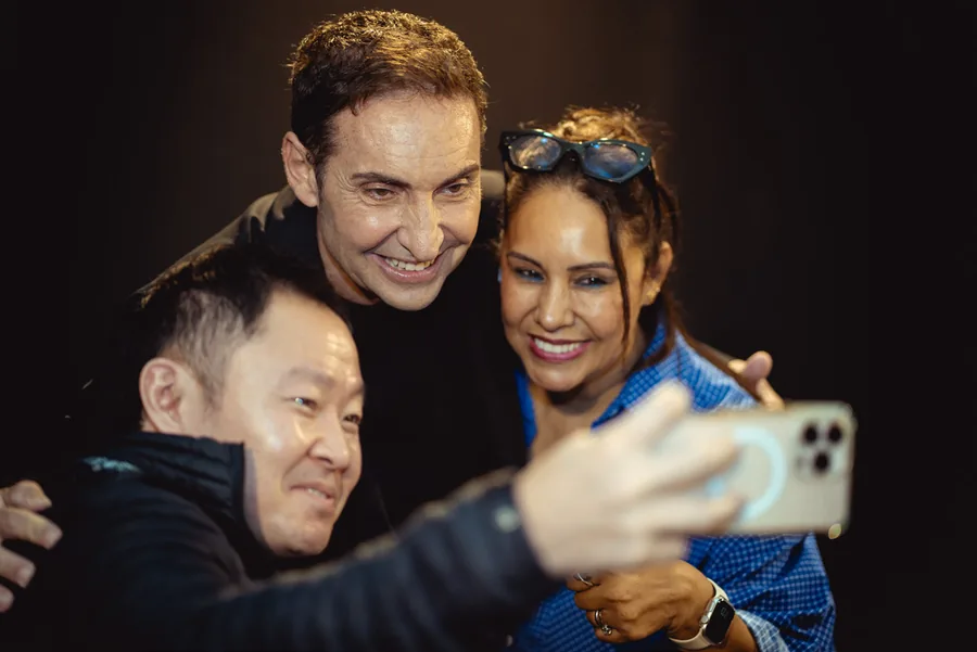 Asistentes tomándose una selfie con el ponente